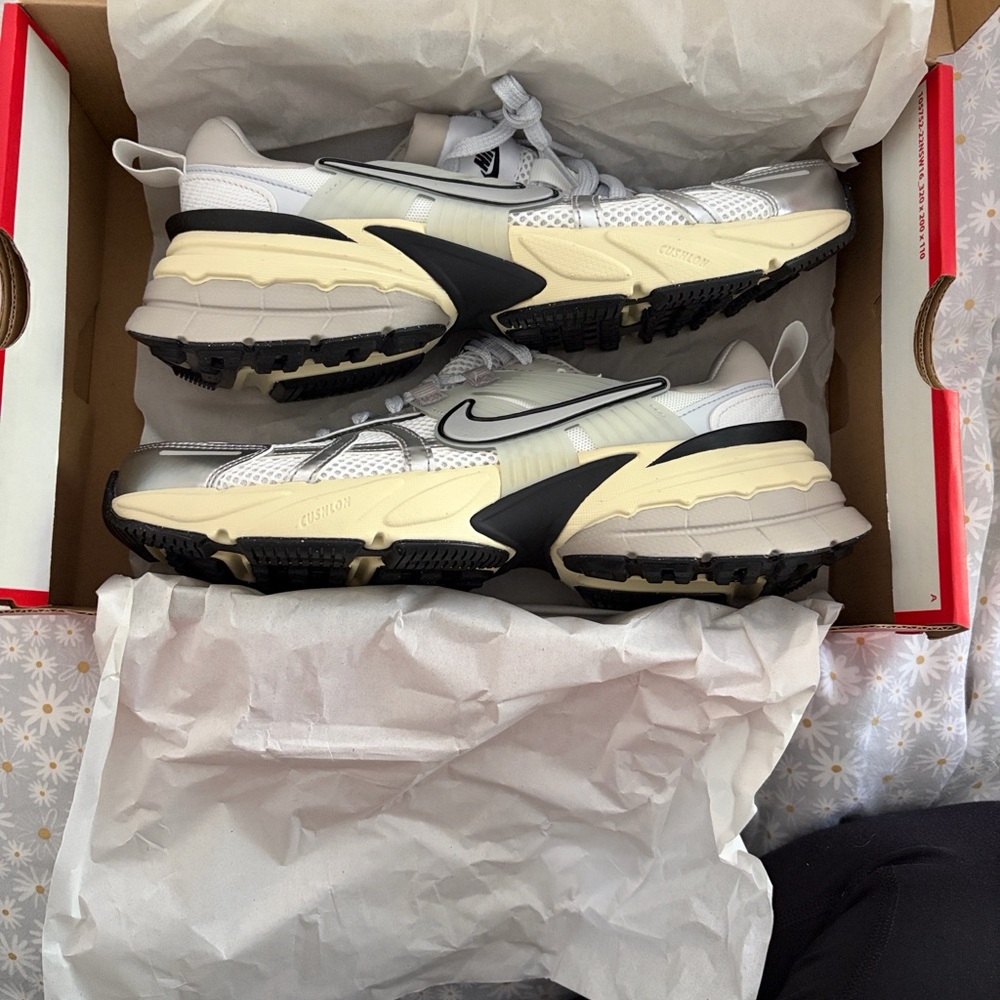 New In Box Nike V2K Run Sneakers size 8

Summit White/Pure Platinum/Light Iron - Picture 10 of 16